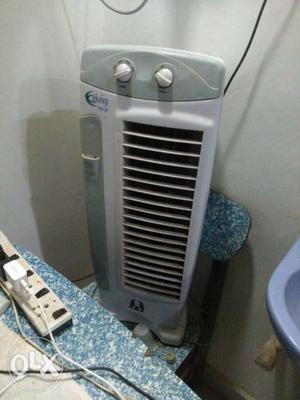 Tower fan with cooling pad