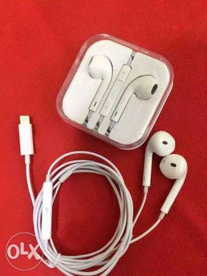 White Apple EarPods With Case