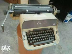 Godrej English typewriter for sale in sec 1 9,