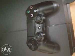 PS4 controller in a good condition. Selling cause