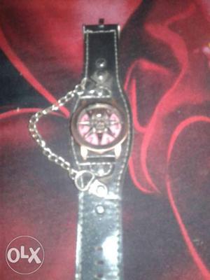 Round silver hand watch with chain and scketel and leader