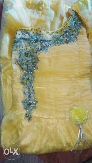 Yellow long embroidary gown size 38