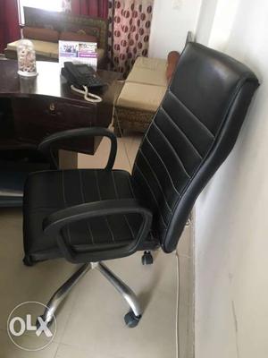 Excellent boss chair, hardly used.