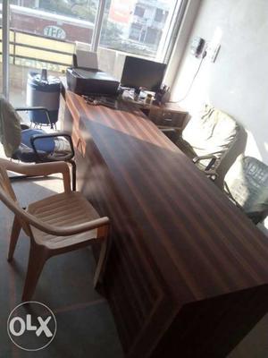 Sirf office table, banch deni Hai. size 2*8 L
