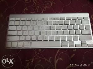 Apple Bluetooth keyboard working gud condition.
