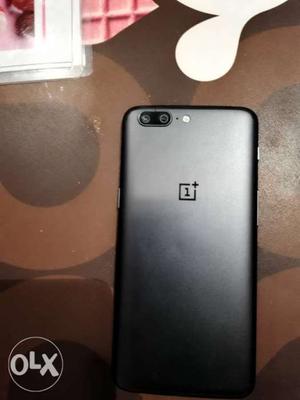 One plus 5t 64 gb. Mint condition. 8 months old.