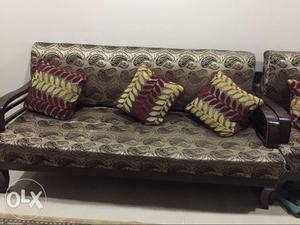 3 seater sofa with 2 chairs in good condition for
