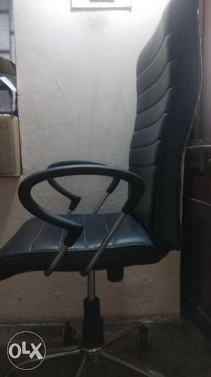 Black colour movable chair Relaxed chair