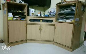 Corner TV stand in good condition for sale. Pls