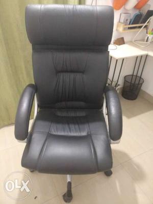 Professional office chair. Features- Revolving,