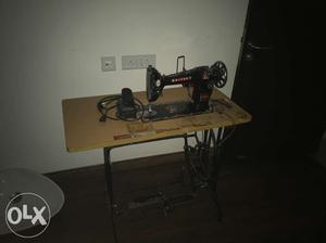 Sewing machine with motor in excellent condition