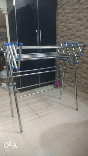 New clothes drying stand in Pristine condition,