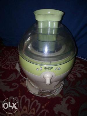 Green And White SANYO Juice Extractor