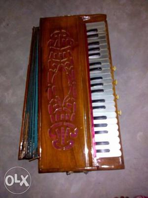 Its a 3.5 octave standred harmonium in good