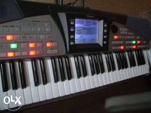 Roland e50 keyboard, original adapter and bag