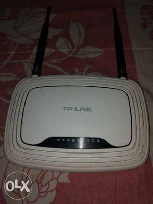 White And Black TP-Link Wi-Fi Router