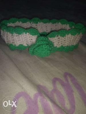 A green and white combination woolen hair band
