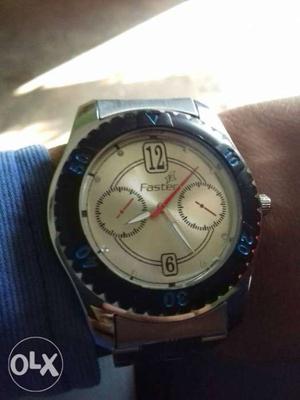 A latest watch of rs 500 sell it with in rs 200