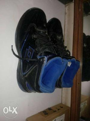 Black and blue sports shoes LOTTO company