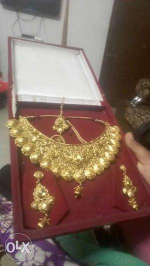 Gold-colored Necklace And Drop Earrings With Box