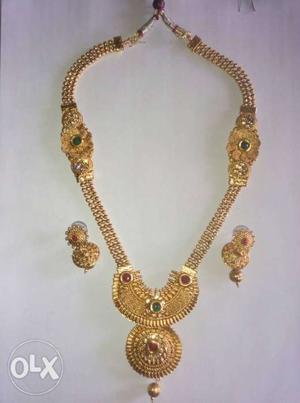 Gold metal necklace set
