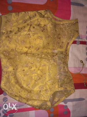 Golden sleeveless blouse with inbuilt