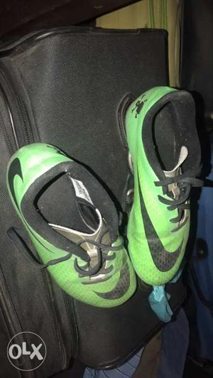Green-and-black Nike Cleats. Sz 38eur boys
