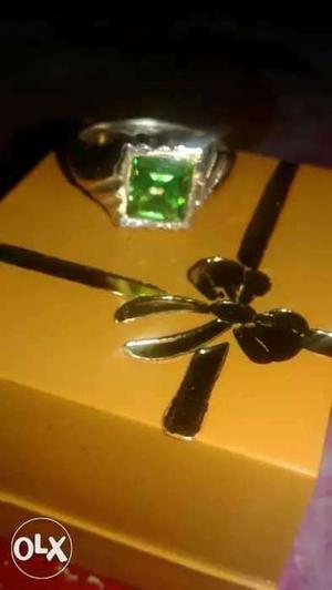 Silver-colored Green Gemstone Encrusted Ring With Box