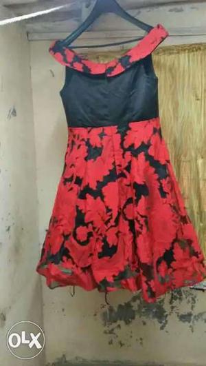 Women's Red And Black Floral Sleeveless Dress