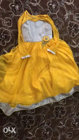 Yellow gown for7-9year girls in gud