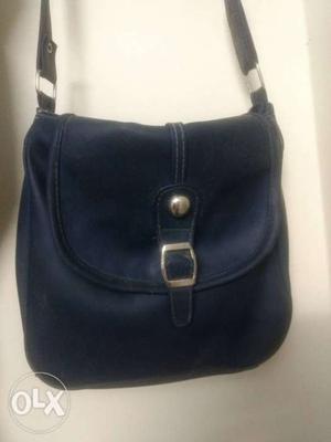 Zip is in working condition. sling bag blue color
