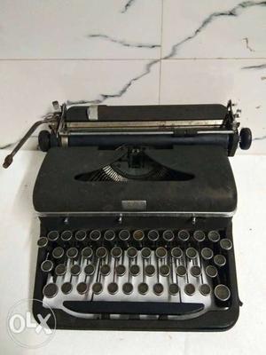 Antique old ROYAL Type writter in excellent