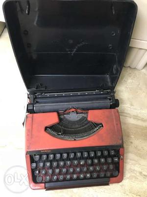 Deluxe Brother Typewriter in good working