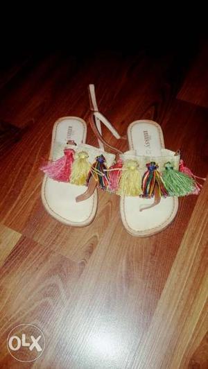 For sale100 rupes used kids sandals..6yers old girls