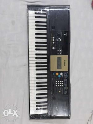 Yamaha YPT 220 Electronic Keyboard