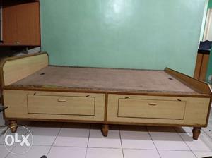 Diwan with storage space in good condition