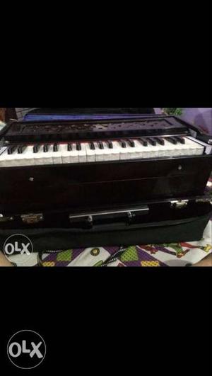 New brand new Harmonium with box nd bag nd no scratch