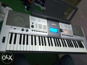 PSR I 425 Music Keyboard for sale it's