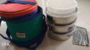 Traveling bag with 4 containers