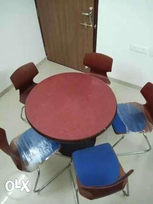 A round dinning table in a very good condition.
