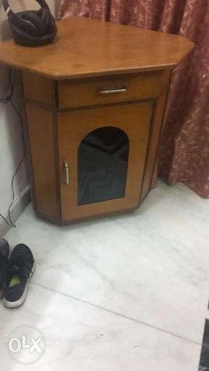Tv corner stand with wheels in excellent condition