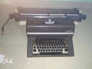 Typing Machine in excellent conditions & smooth running