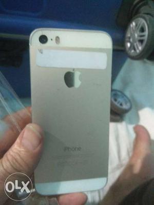 IPhone 5S 16GB with charger white colour