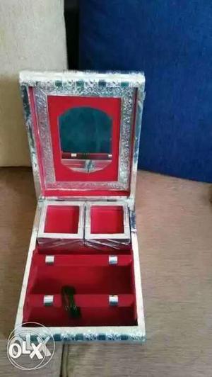 5 jewellery boxes(new) can give it as marriage