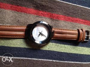 Dashing watch with a pure brown leather strap