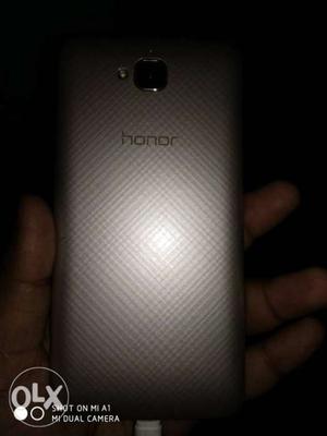 It's honor Holly 2 2 GB RAM 16 GB memory gold 4 g phone