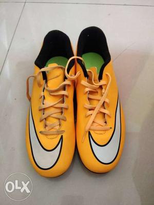Pair Of Yellow-and-black Nike Cleats