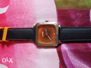 SONATA WATCH in a awesome condition. bill, box