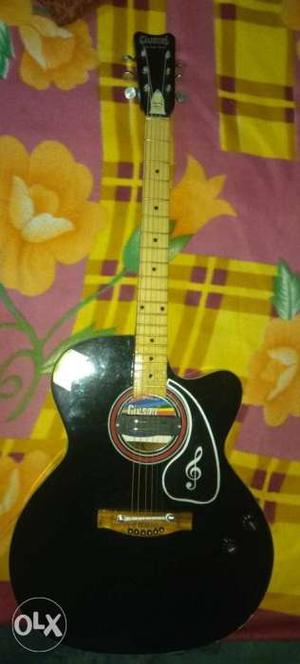 Black ascoutic semielectric guitar Givson brand