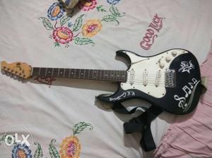 Electrict guitar 3 pick up point good condition